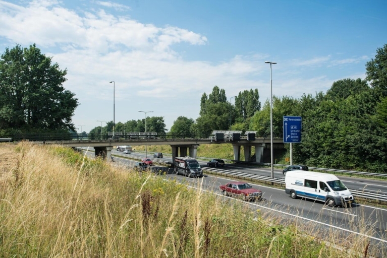 Snelweg A2 vlak voor afrit Urmond Geleen richting Maastricht.jpg